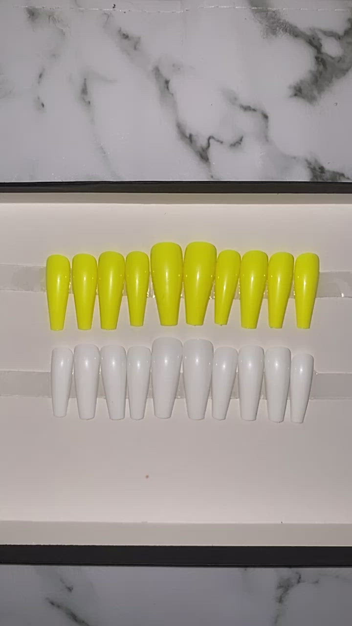 Yellow and White Press on Bundle Nail Set